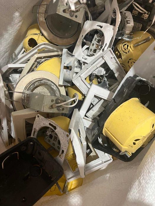 ел.контакти ,ел ключове, ел. кутии за гипскартон Merlin Gerin