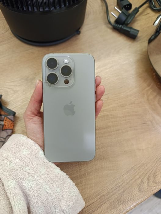 iPhone 15 pro titanium