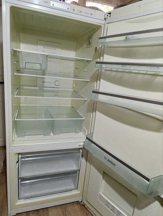 Холодильник BOSCH (KGN53V00NE), требует ремонта
