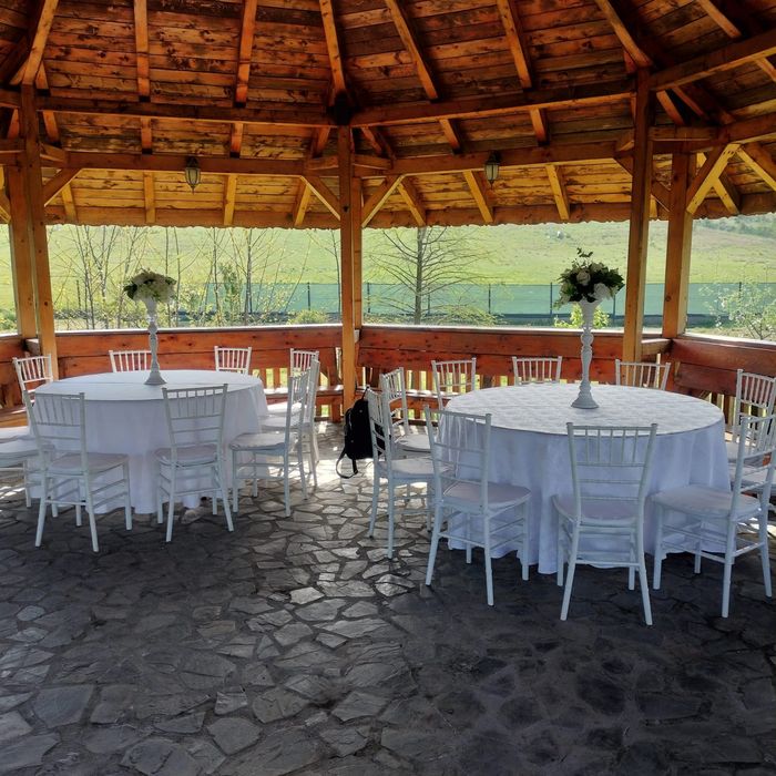 Se închiriază mese rotunde și scaune