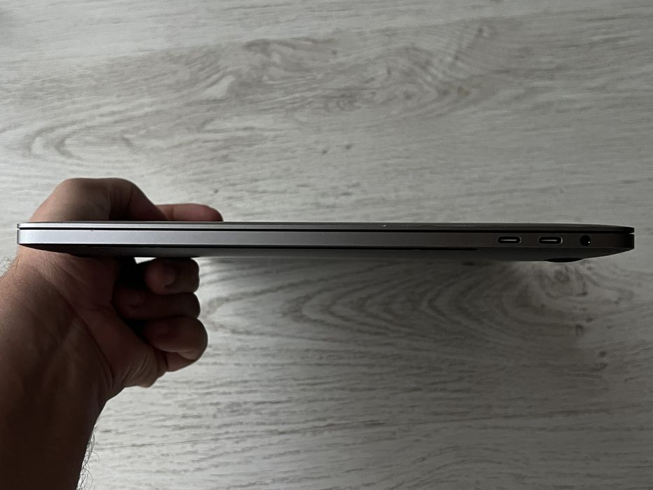 Apple macbook pro , i9 ,16Gb RAM, 500gb SSD, 15 inch, mid 2018, a1990