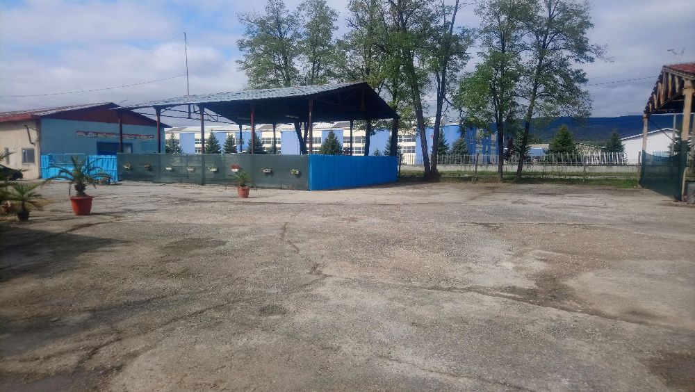 Под наем 300м2 търговска площ за АВТОКЪЩА  с лице на път