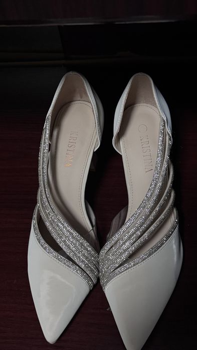 Женские туфли на небольшом каблучке светло бежевые