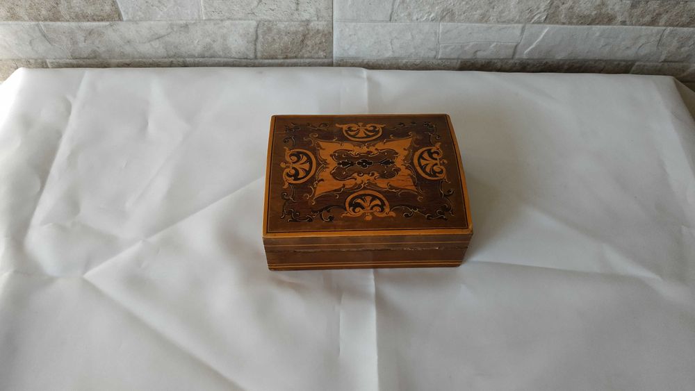 Стара дървена кутия за бижута - украсена с фурнир