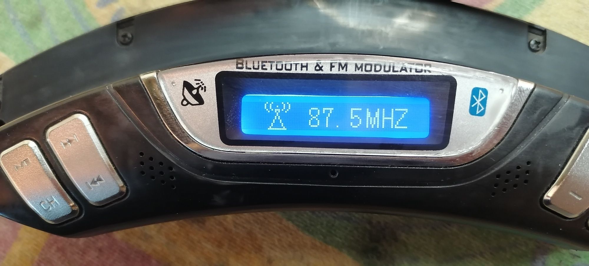 FM Bluetooth Transmitter за волан с хендсфри