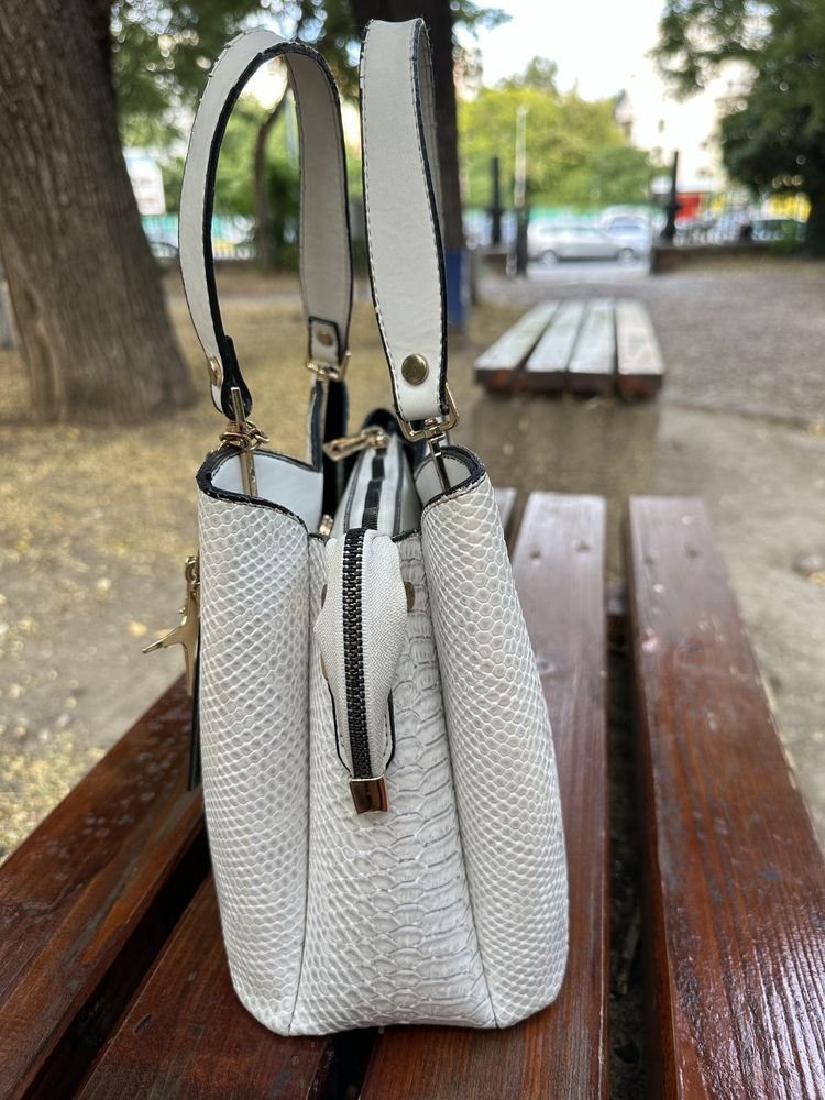 Дамска чанта Guess
