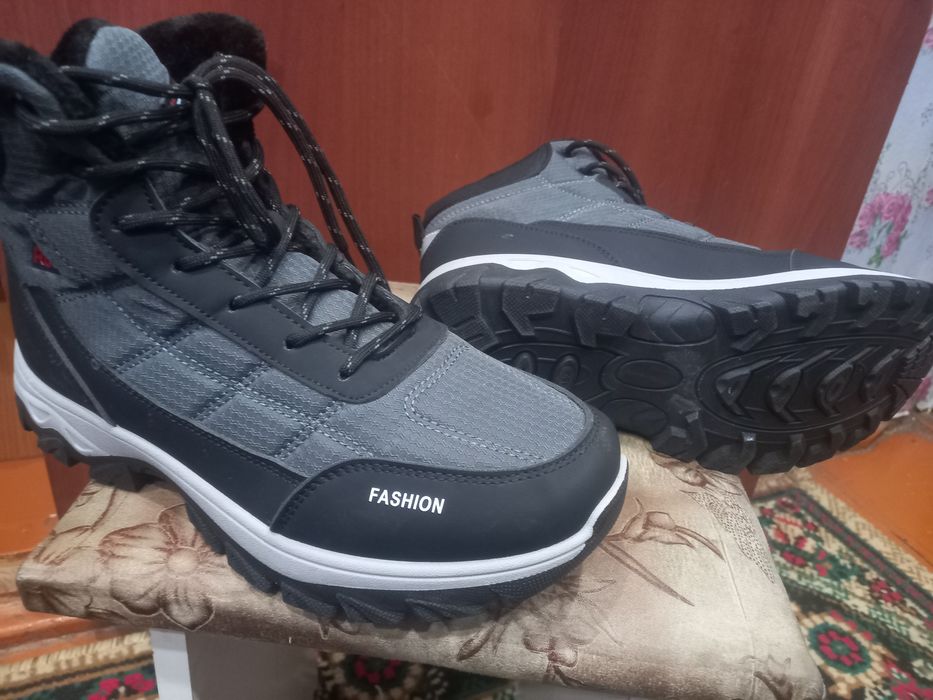 Продам новый зимние кроссовки утеплённые