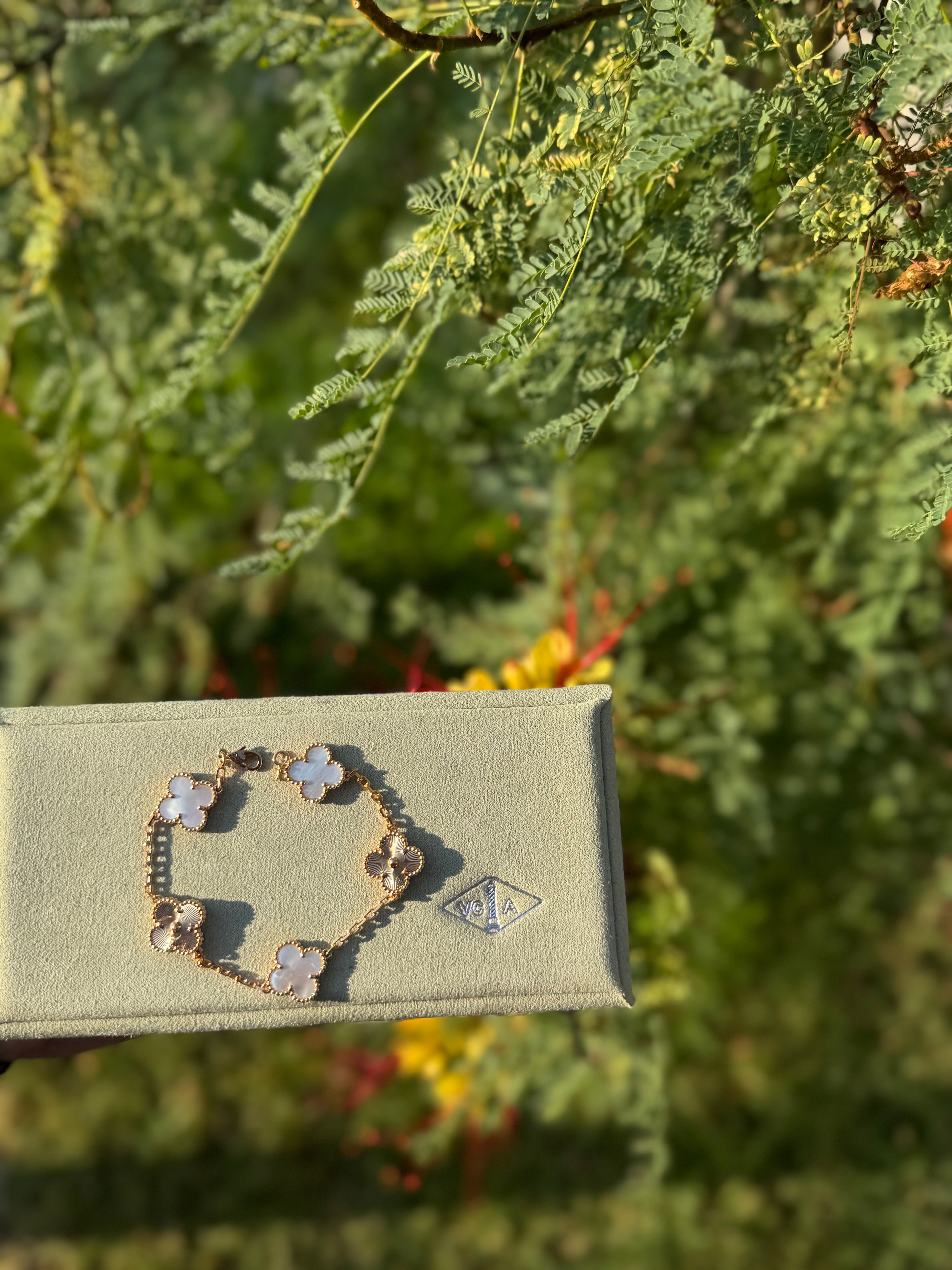 Гривни Van Cleef&Arpels