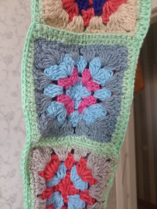 Вязаный крючком из пряжи шопер из фрагментов