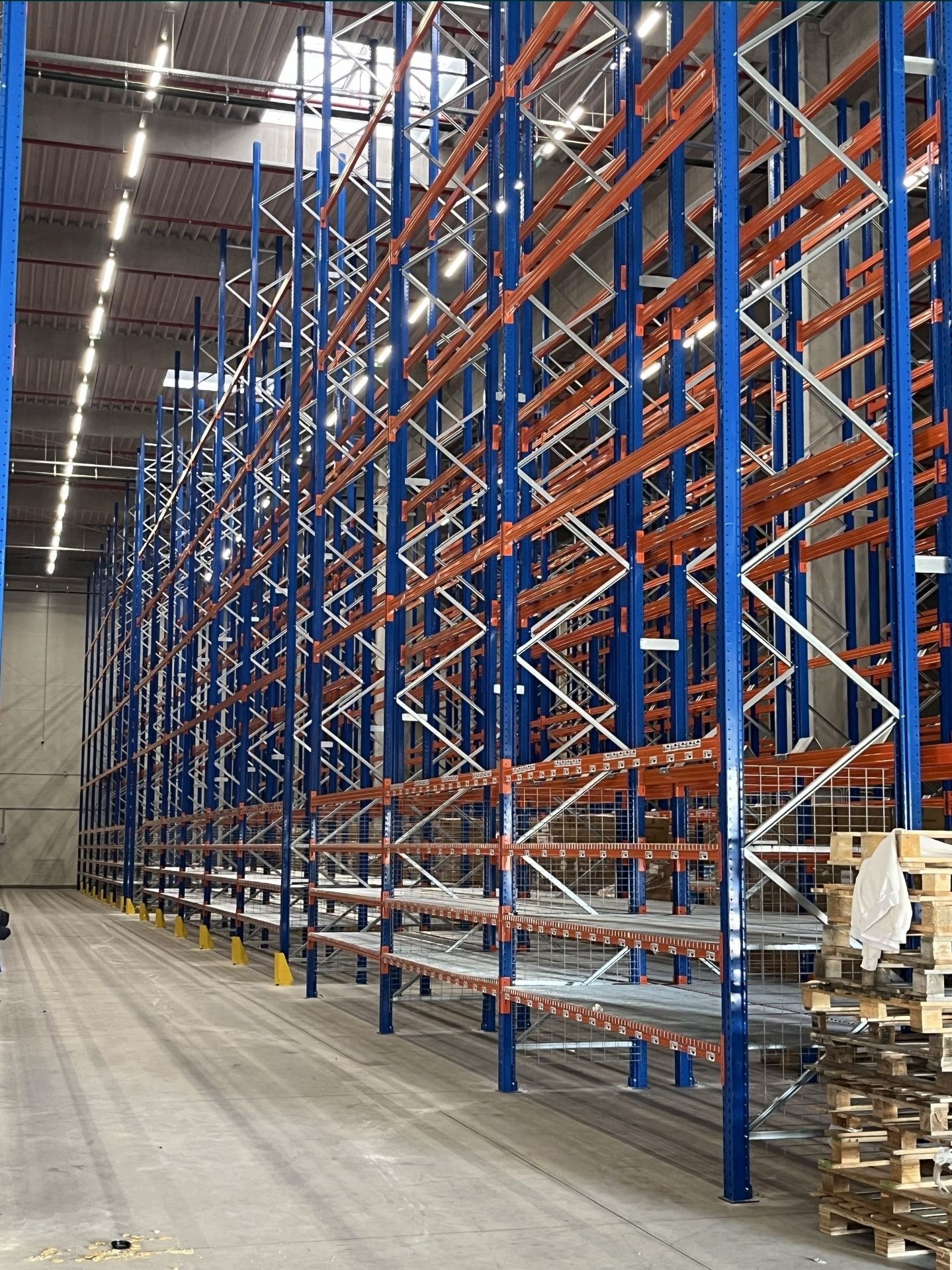 Rafturi metalice industriale reglabile 
Avem orice dimensiuni livram i