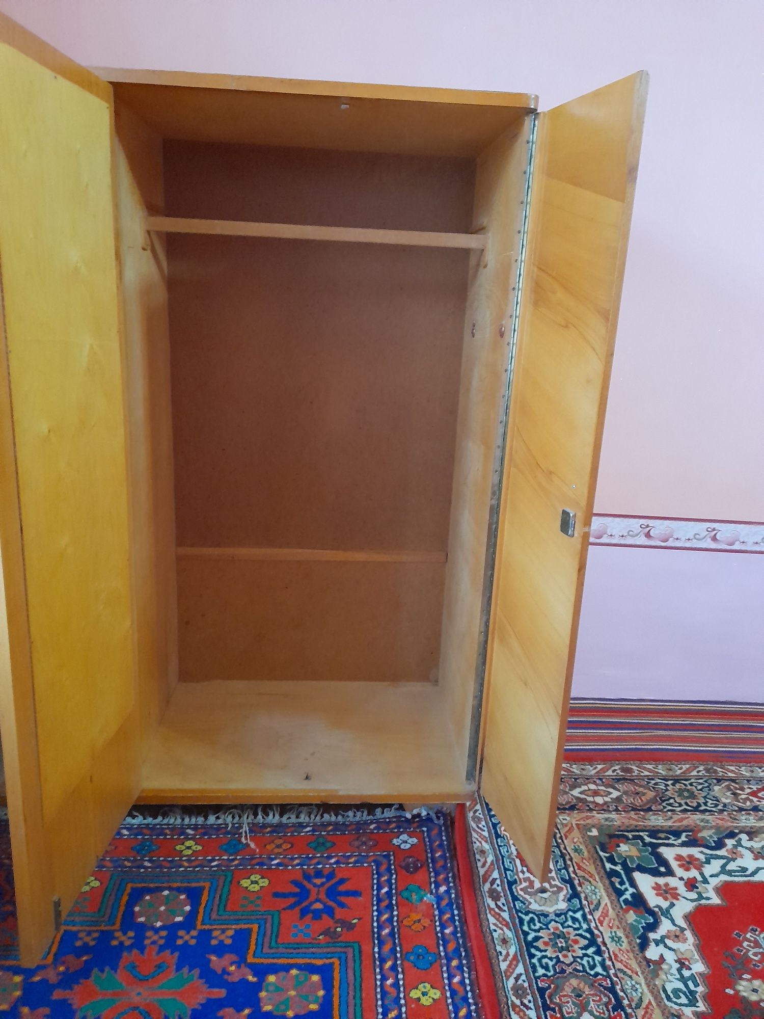 Аввалги кувватли  шкаф жуда яхши  холатда  сакланган