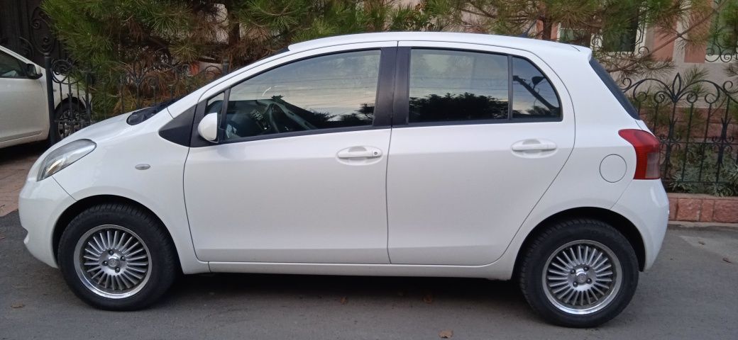 Срочно Продам Toyota Yaris 1.3 -2nz