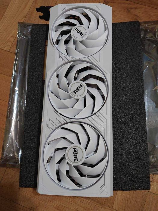 Sapphire Pure RX 7700XT 12GB Gaming OC White