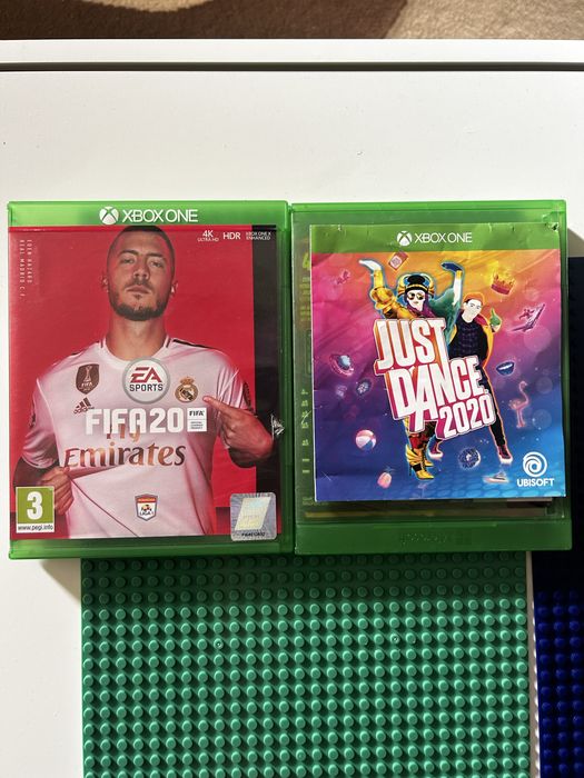 Vand Xbox One X 1TB + manetă + 2 jocuri