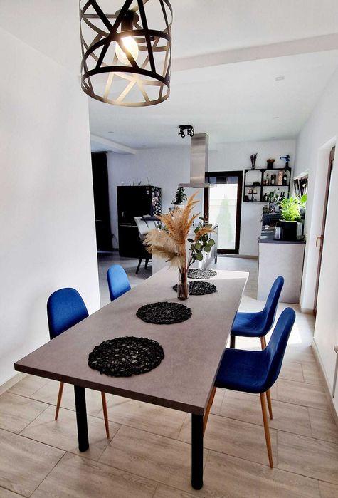 Vand urgent masa living cu 4 scaune, pret 950 lei