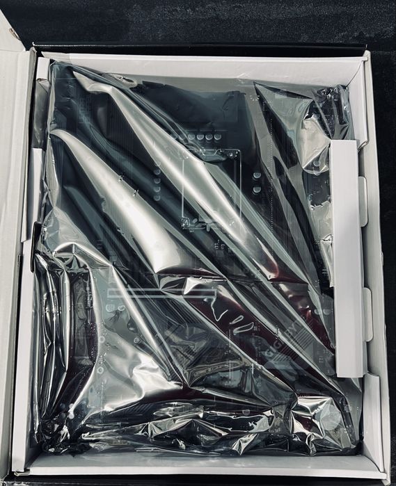 Материнка Gigabyte Z790 S DDR4 идеал как новая!