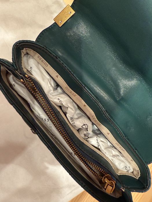 Дамска чанта Guess в уникален масленозелен цвят