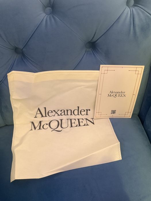 Alexander McQueen,noi cu saculet