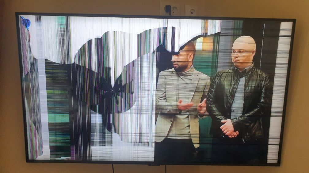 Продаётся телевизор Samsung UE43TU8500U (экран повреждён)