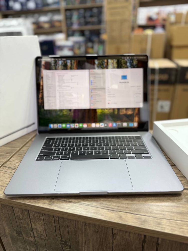 MacBook Air 15 inch M2 8gb/256 SSD B/U