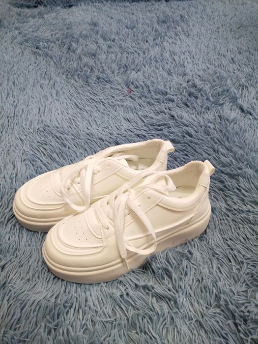 Продам женские кроссовки.