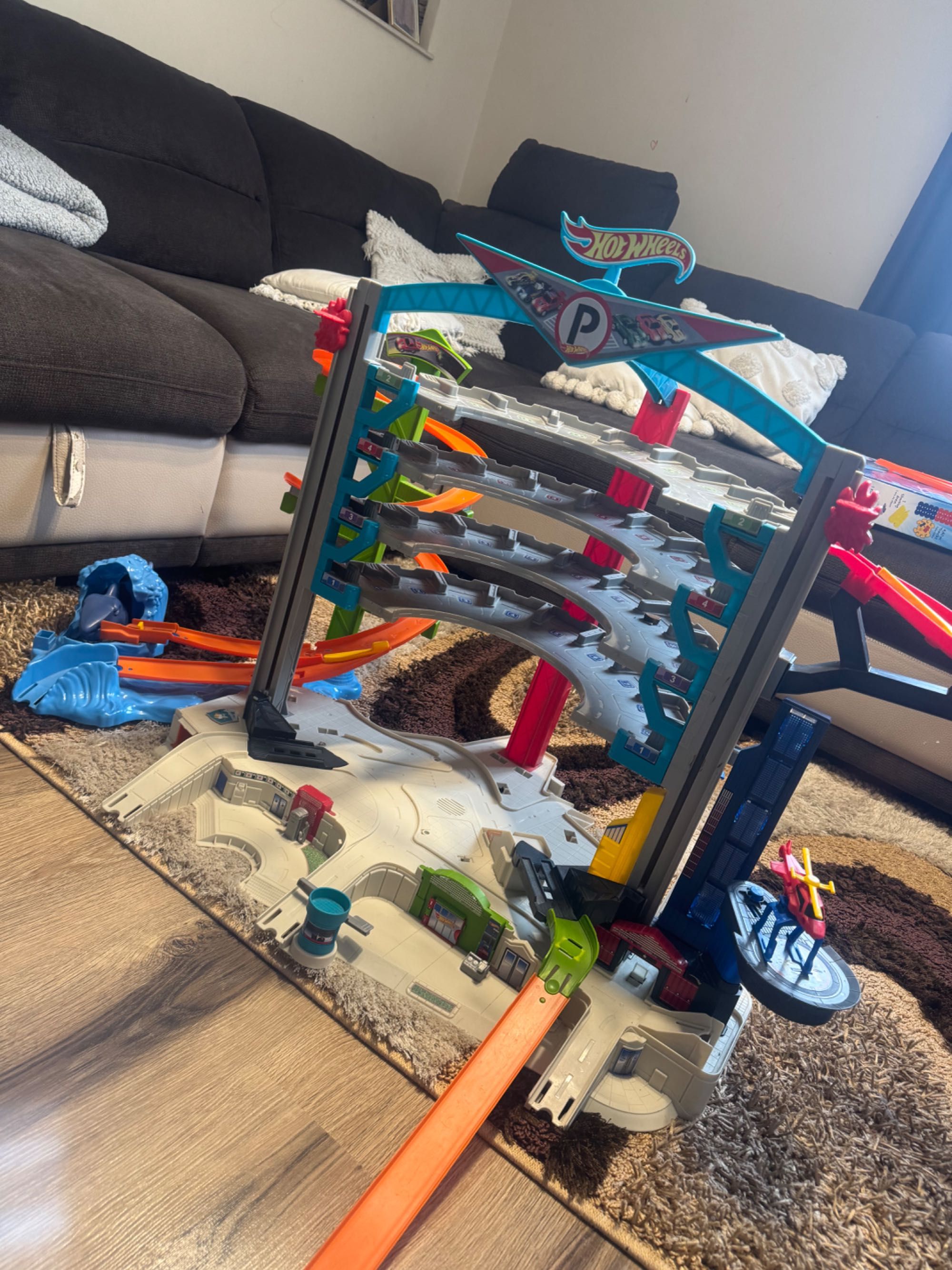 Голяма писта с гараж Hot Wheels