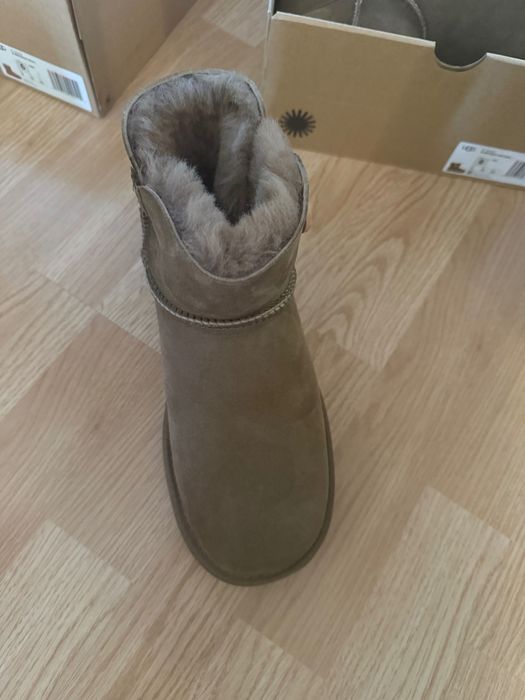 Vând UGG NOI, originali, mărimea 37