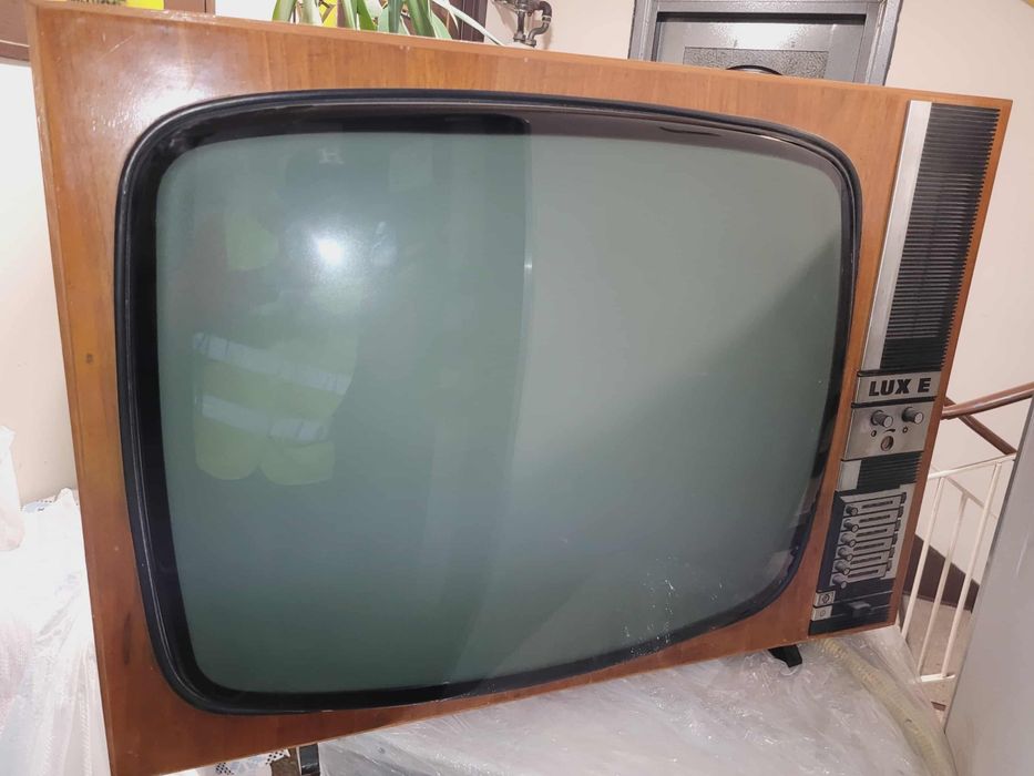 Televizor vintage LUX E – colecționari / decor retro