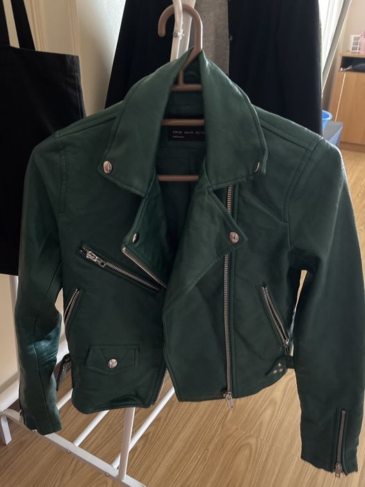 Кожанная зеленая куртка BERSHKA
