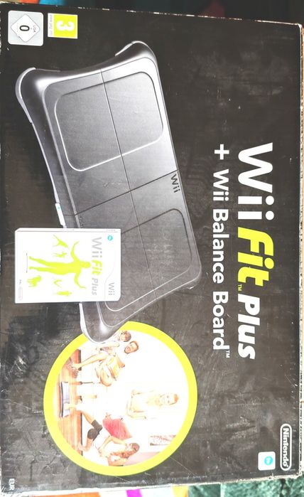 Nintendo Wii Fit Plus și placa de exerciții la cutie