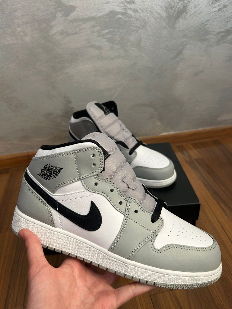 Air Jordan 1 Mid "Light Smoke Grey"
Air Jordan 1