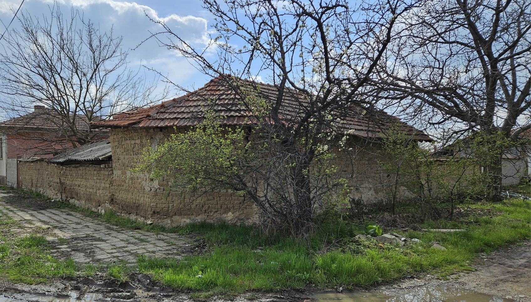 Дворно място в регулация, с разрешително за строеж, ток и вода