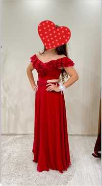 Официална, дълга рокля в цвят червен и лилав.