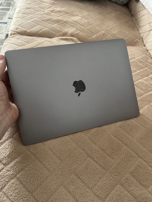 MacBook Air 13 an 2018 I5 128 gb 8 gb RAM  17 cicluri incarcare