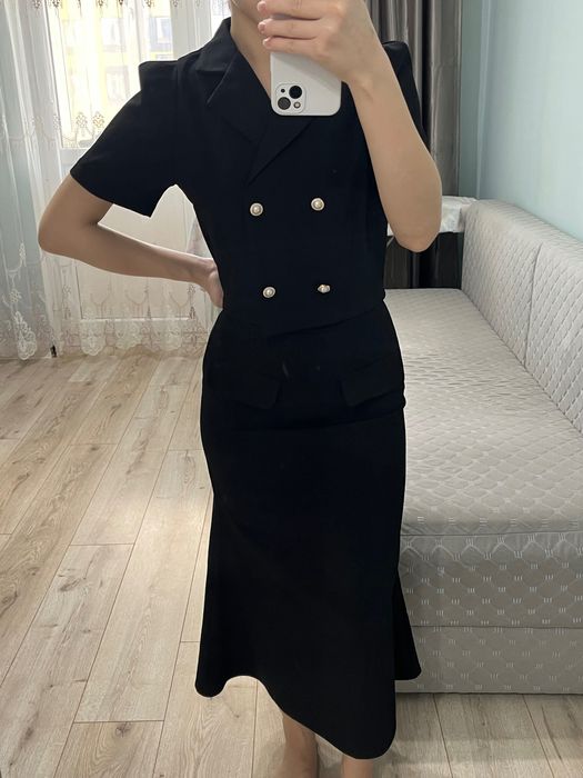 Классическая женская двойка с силуэтной юбкой