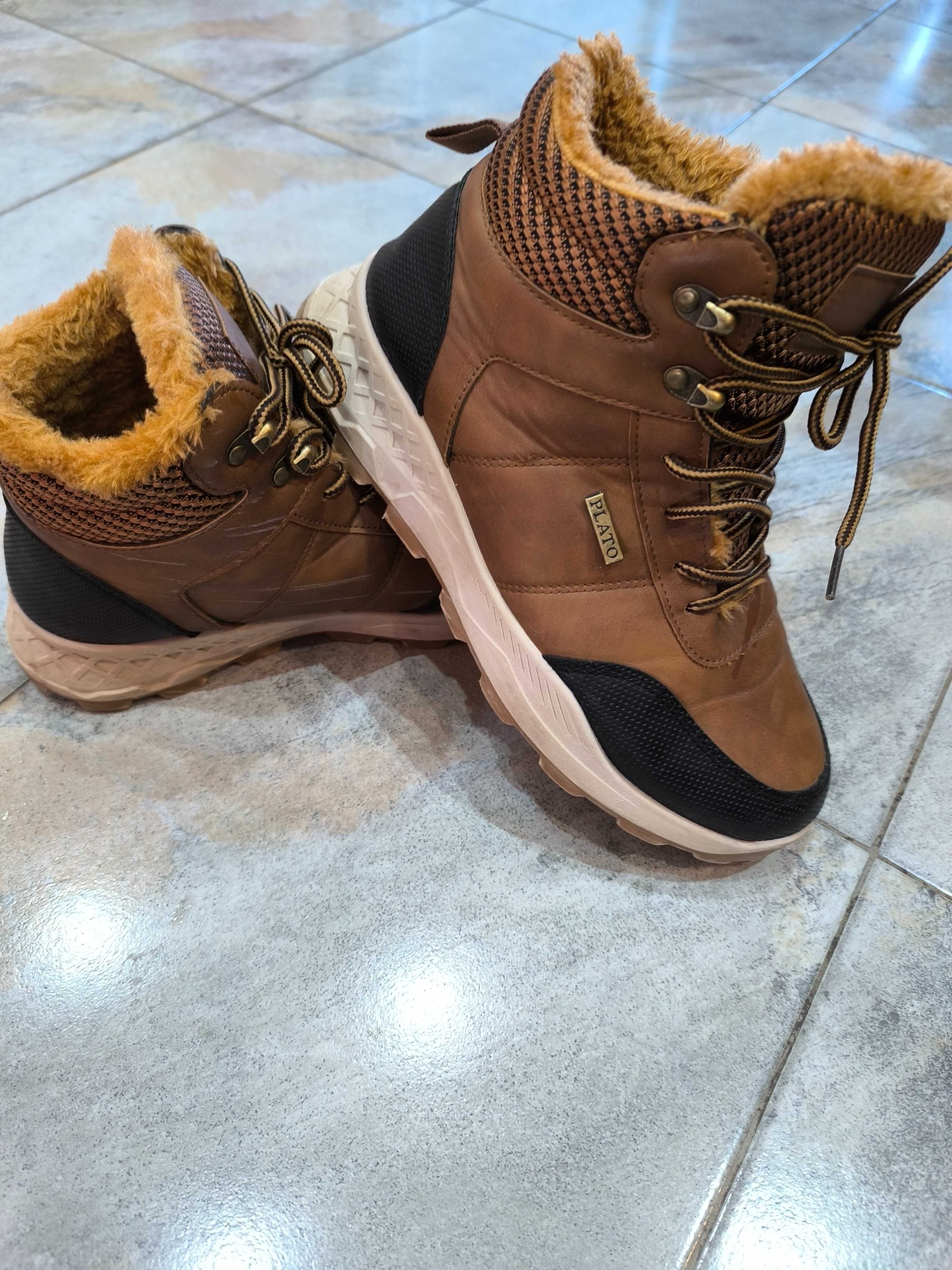 Маратонки Nike, Adidas