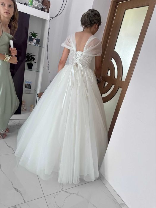Vand rochie de mireasa  marime S-M ,crenolina si voal