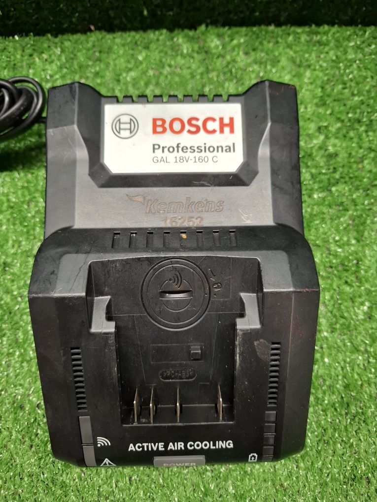 Мощно зарядно Bosch GAL 18V-160C с функция Power Boost,
