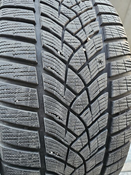 3 бр. зимни 225/45/18 Goodyear Ultragrip Performance Gen 1 Runflat