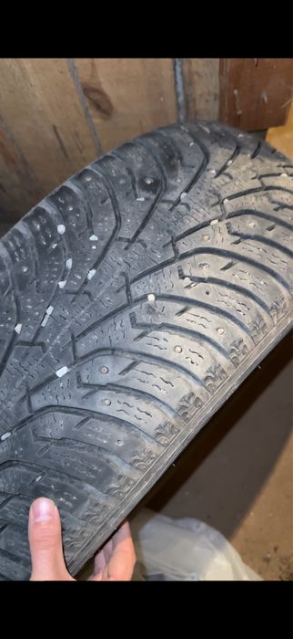 Продам зимнюю шипованную резину 215/55 R17