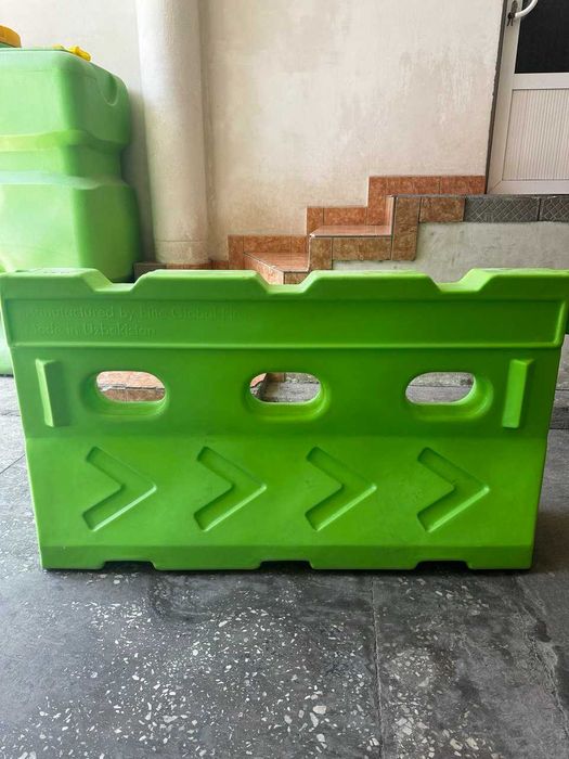 Дорожный пластмассовый бордюр размеры 140х80х35см