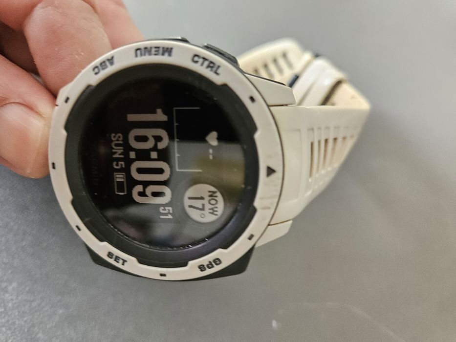 Часовник Garmin instinct