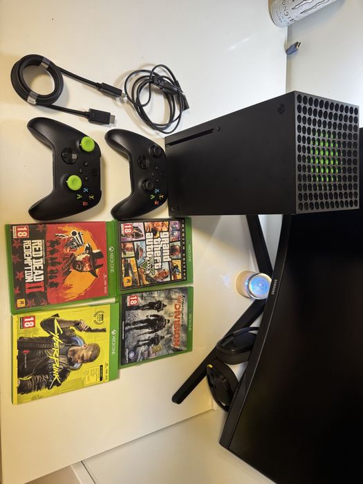 Xbox series X в гаранция с игри и два джойстика