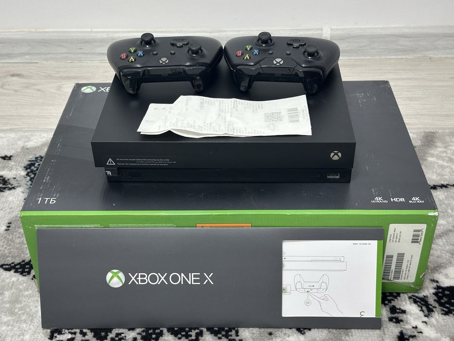 Xbox one x 1tb, 2 джойстика