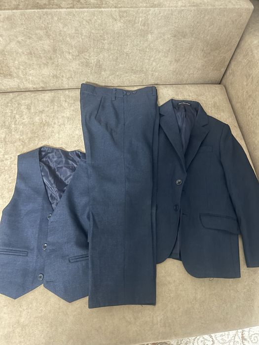 Продаются школьные костюмы