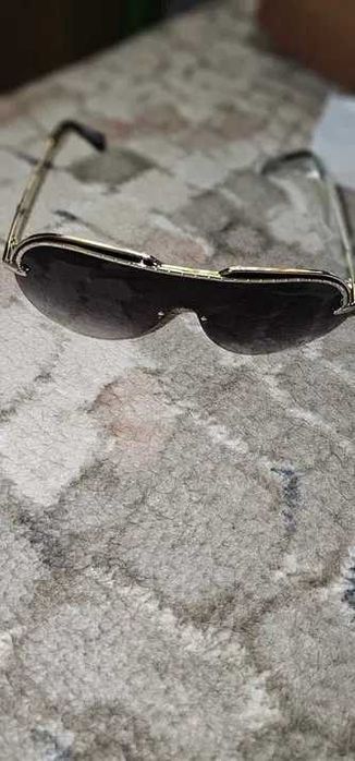ochelari de soare  dintr o bucata scrie pe ei louis vuitton