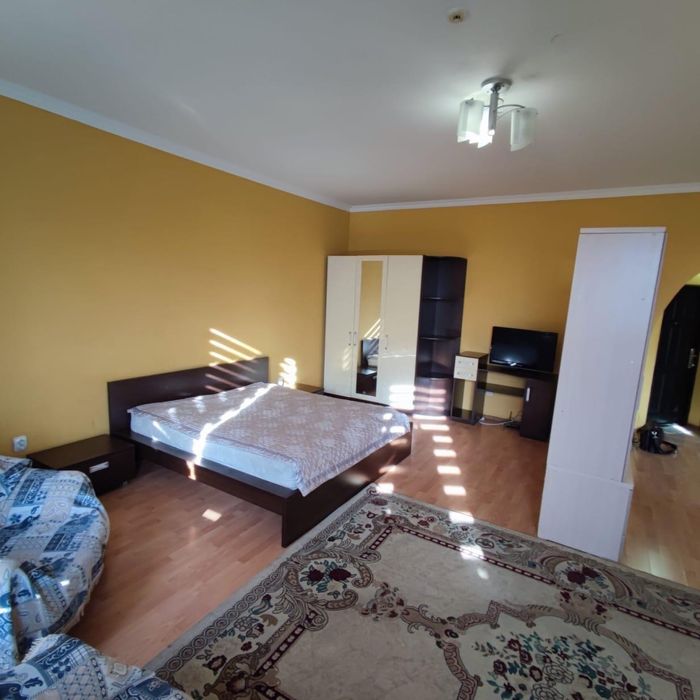 Кровать, две тумбы