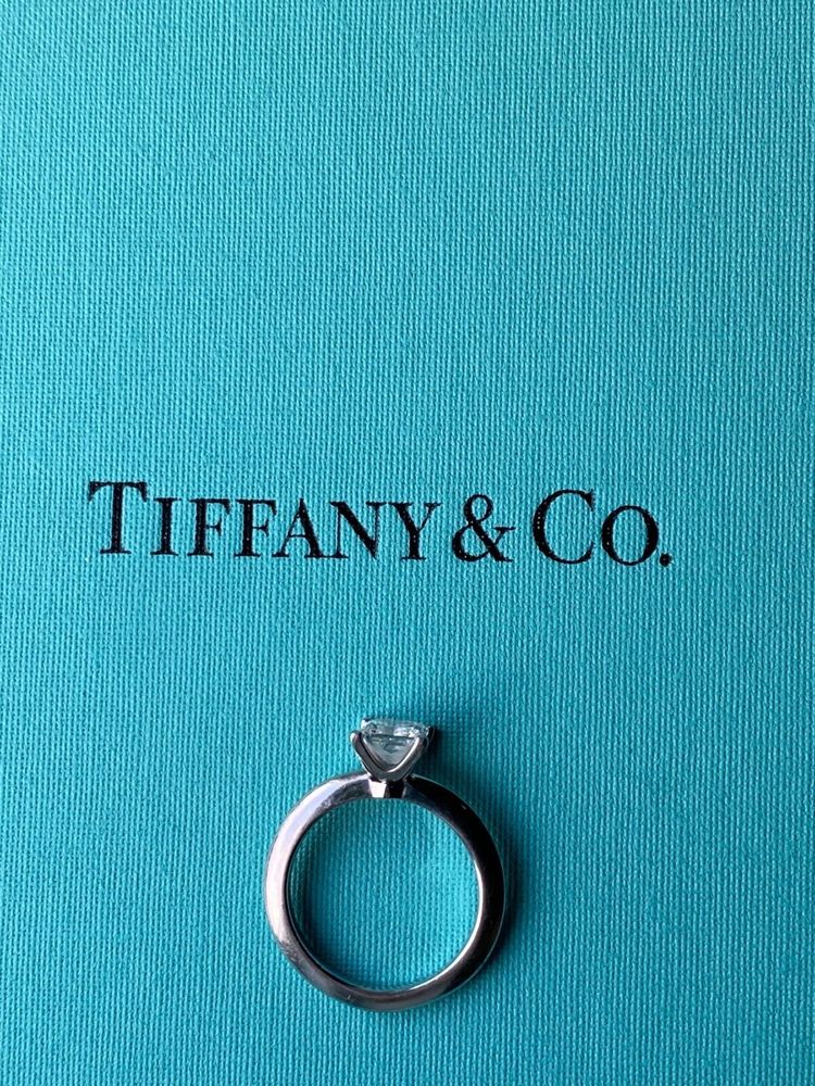 Бриллиантовое кольцо от Tiffany & Co