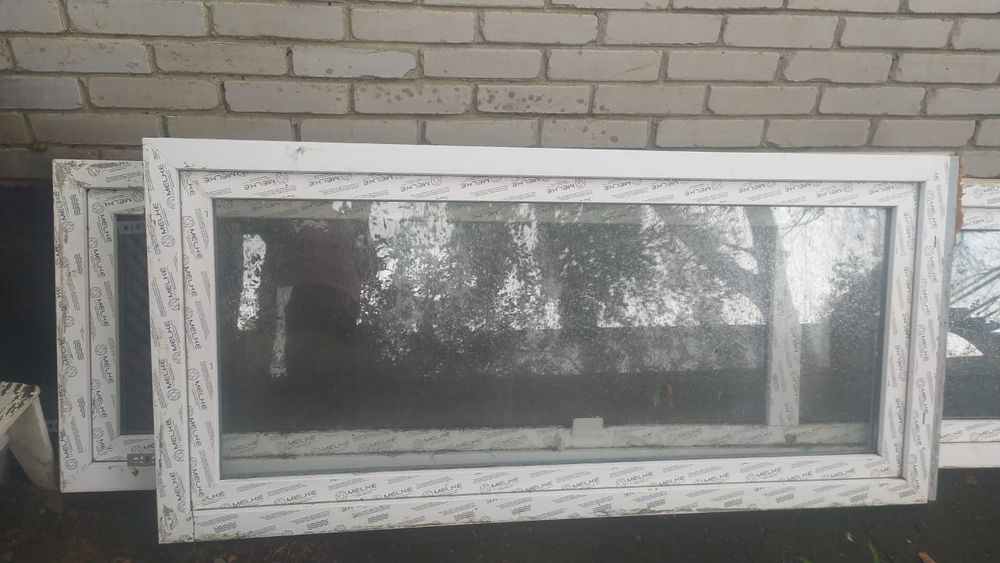 Пластиковые окно и балконная дверь.