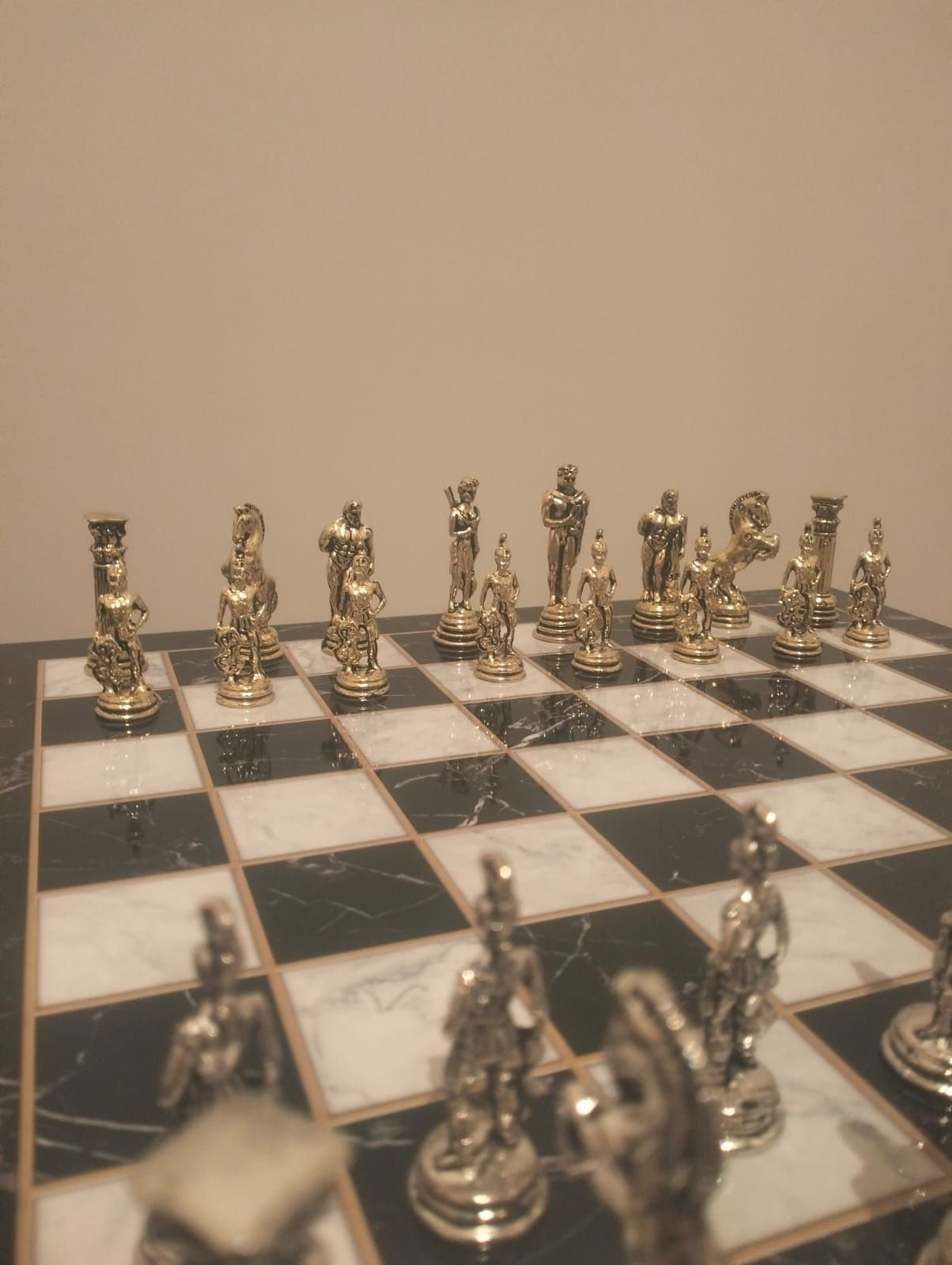 Продам коллекционные игральные шахматы
